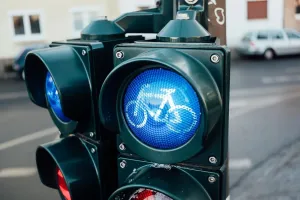 Ergonomiczne chwyty rowerowe na kierownicy podczas jazdy w promieniach zachodzącego słońca.