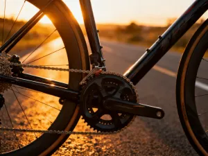 Zbliżenie na mechanizmy zmiany biegów w rowerze górskim: manetki obrotowe oraz dźwigniowe na kierownicy.