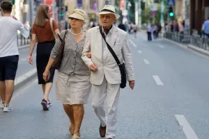 Zbliżenie na oponę gravelową z agresywnym bieżnikiem na tle jesiennej ścieżki, podkreślające przyczepność w trudnym terenie.