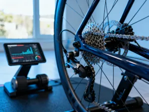 Profesjonalny rower spinningowy w nowoczesnej domowej siłowni, gotowy do intensywnego treningu cardio.