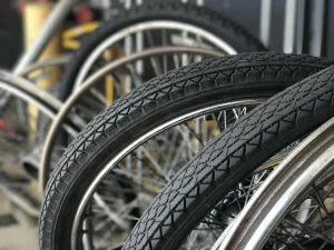Ergonomiczne krzesło biurowe i zwinięta mata do jogi w jasnym, nowoczesnym biurze, zachęcające do aktywnych przerw w pracy.